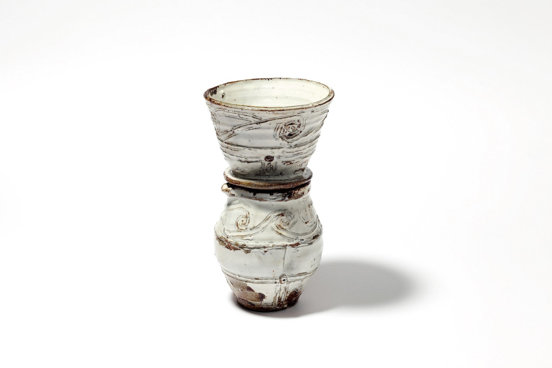 表面の文様は北本で出土した土器や陶片の文様からイメージ。笹を半割りにして撫でつけた技法は、縄文時代から使われている技法