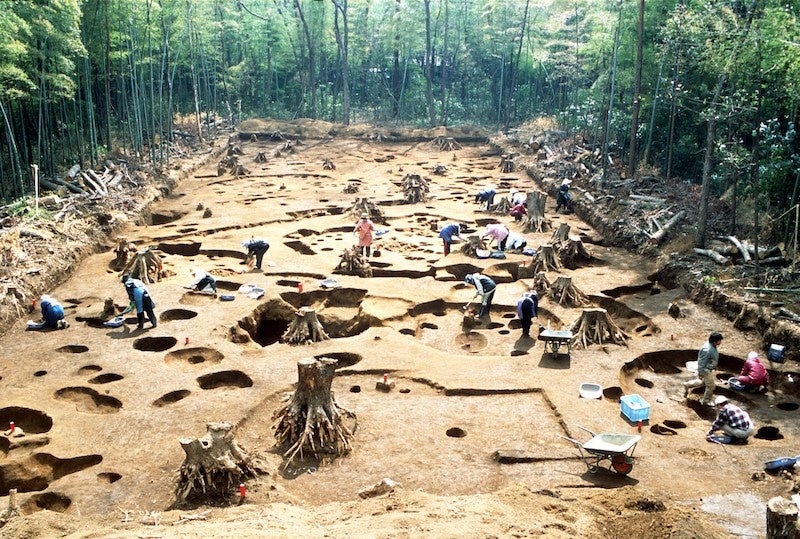 地下水が豊富な地域であることから、漆を塗った土器や装身具、縄文人が食べていた植物の種実といった有機物などが、驚くほどそのままに出土し、縄文人の暮らしの実態を教えてくれる貴重な遺跡