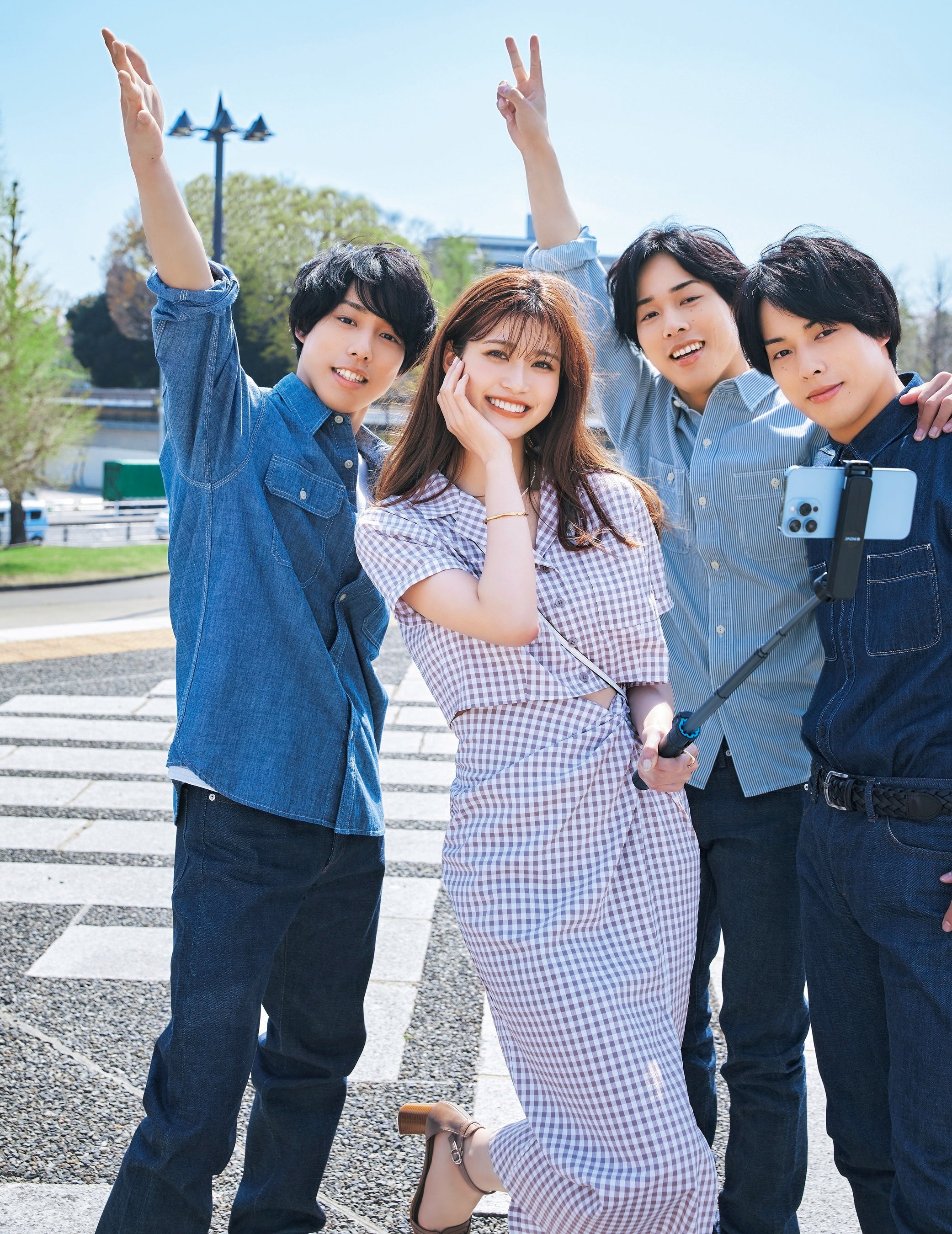 仕事仲間を演じている専属モデル・生見愛瑠と、（左から順に）佐藤三兄弟の長男・綾人さん／次男・颯人さん／三男・嘉人さん 