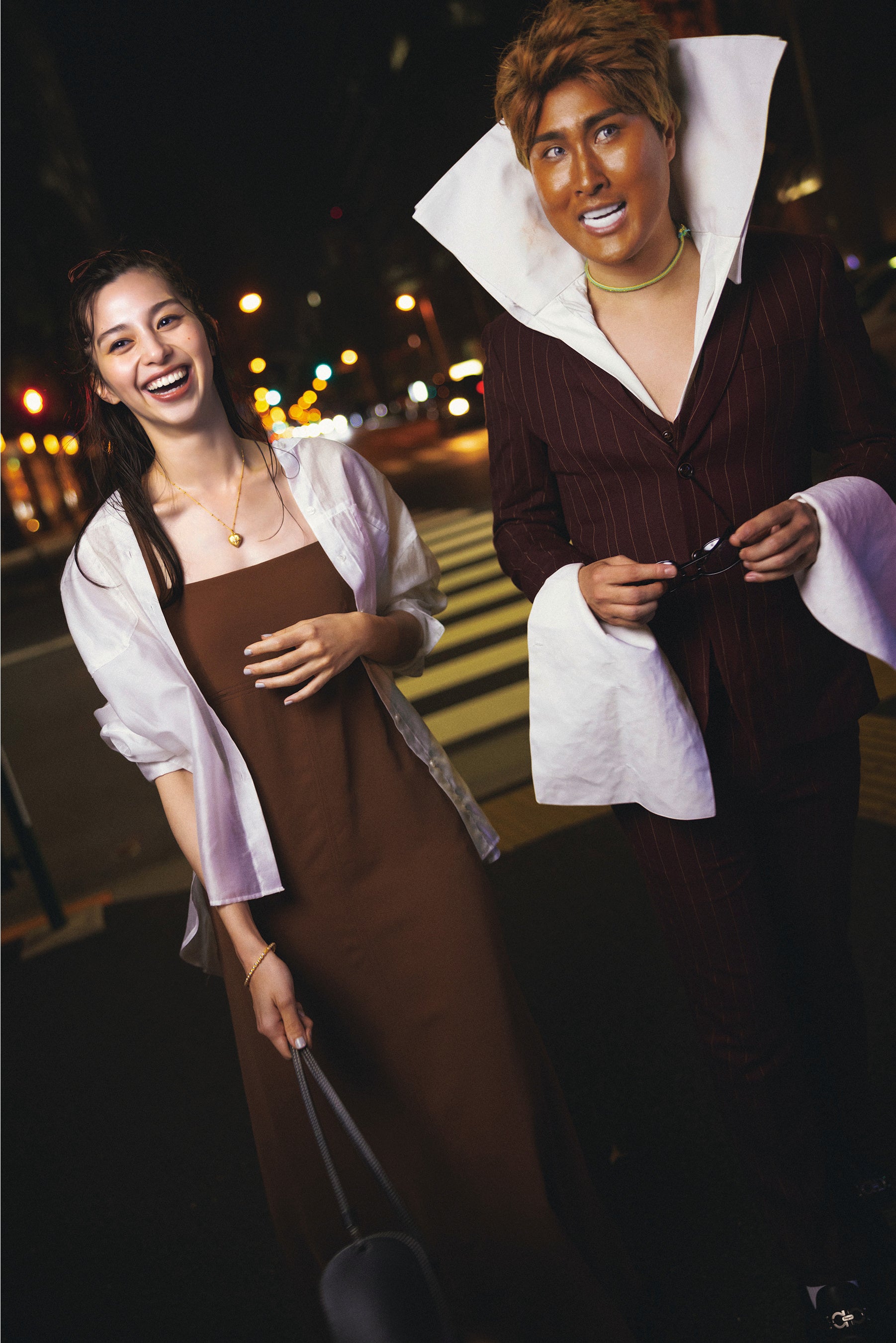 部下と上司の関係を演じる中条あやみ／専属モデル(写真左)と淡路幸誠さん／きつね（写真右）