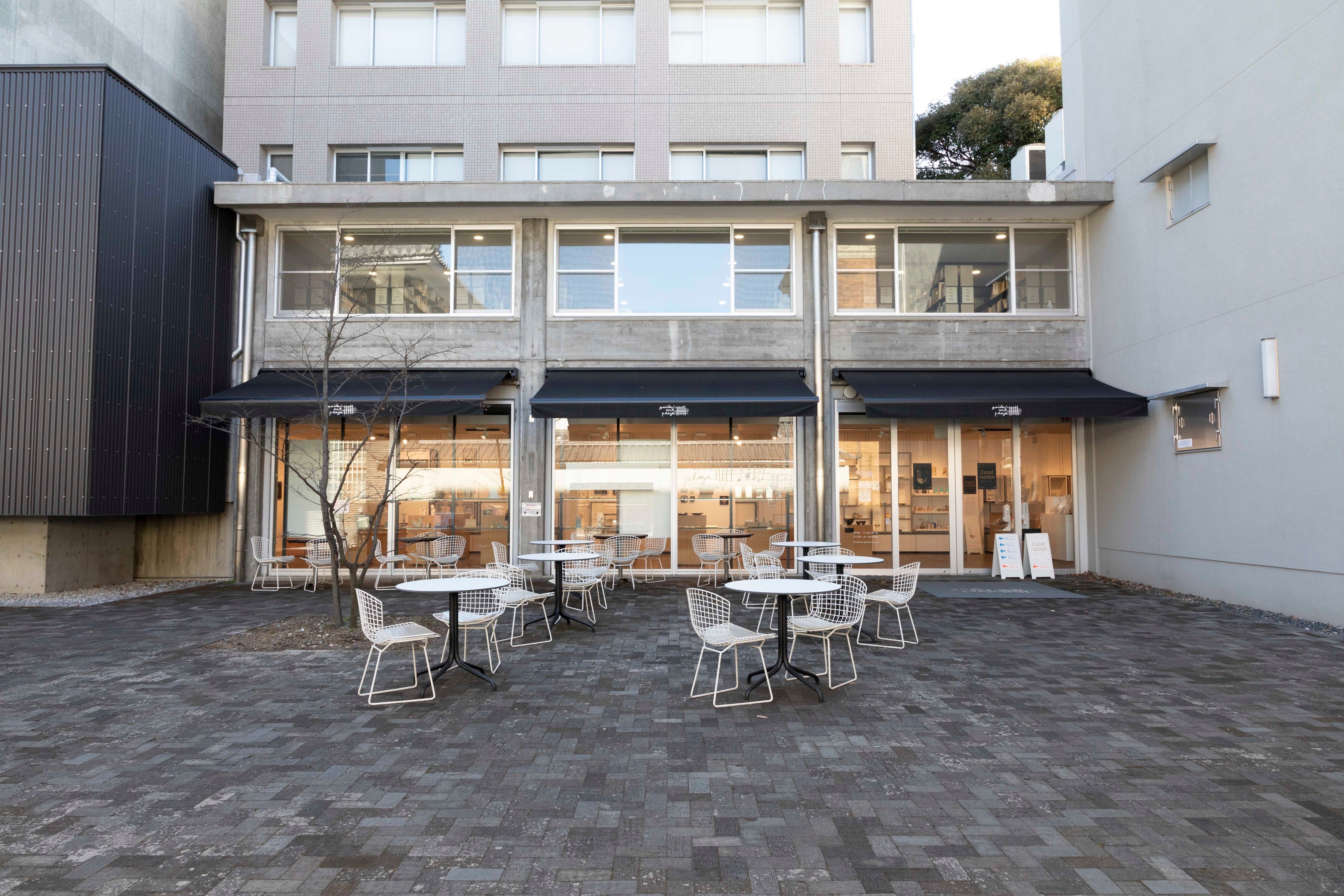 Магазин-галерея "Geidai Art Plaza" расположен в кампусе факультета изящных искусств Токийского университета искусств, в 10 минутах ходьбы от железнодорожного вокзала Уэно.