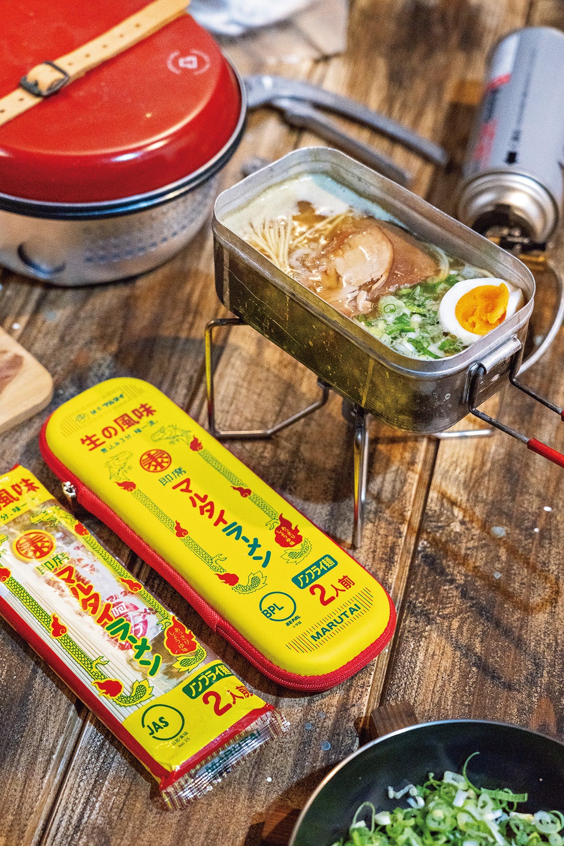 BE-PAL最新号の特別付録は、山での超王道ラーメンがスッポリ入る