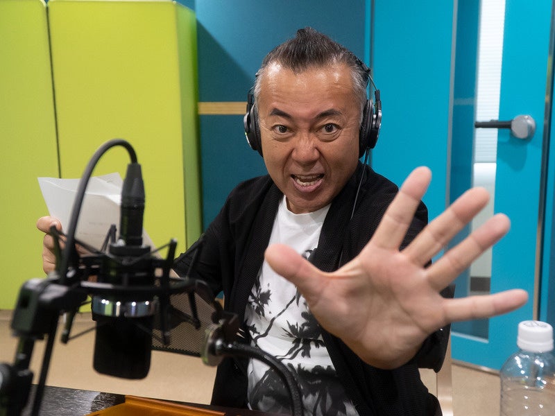 ナレーション収録中のゴルゴ松本さん。　©小学館