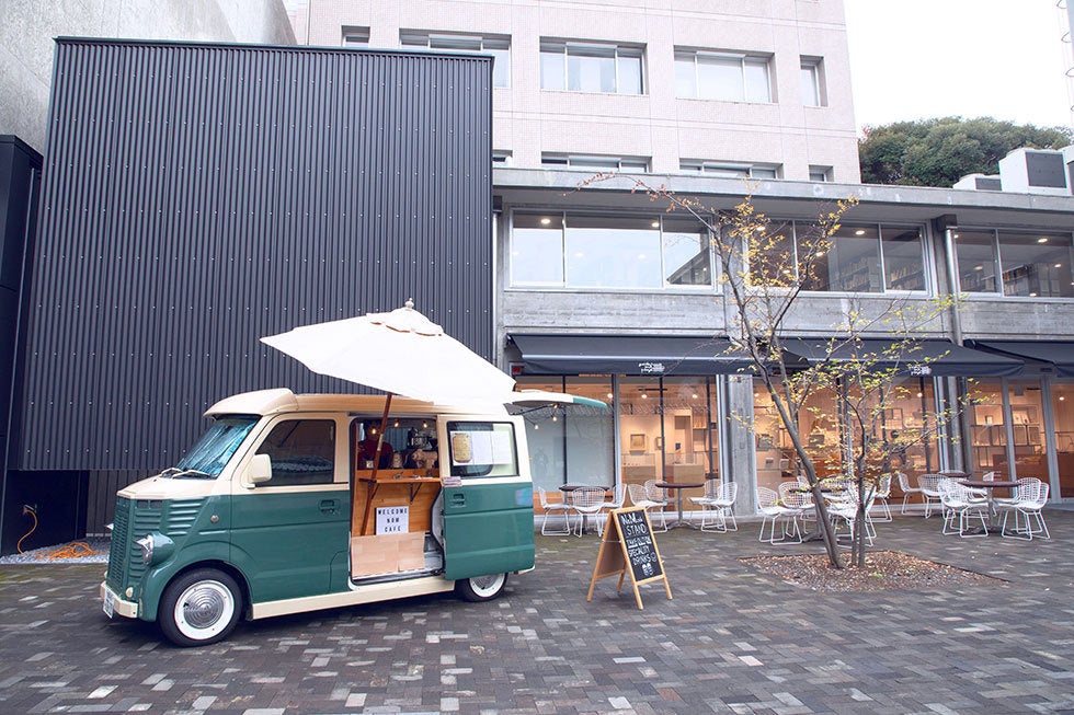 チャイとコーヒーのキッチンカー「NoM cafe」と藝大アートプラザ。上野の美術館巡りの休憩スポットとしても人気