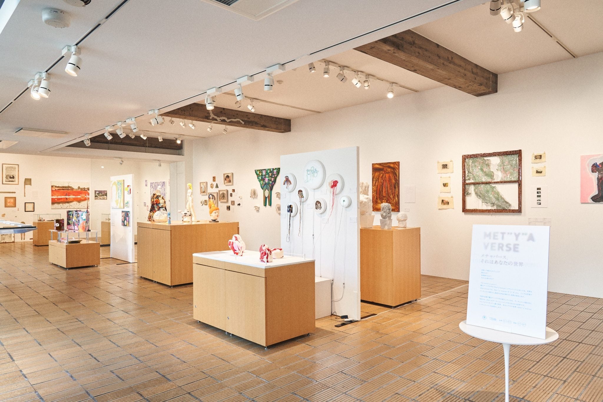 企画展「Met“y”averse～メチャバース、それはあなたの世界～」展示風景。「あなたの世界を見せてください」というお題に対し、前後期合計30名を超えるアーティストが、独自の世界を展開した