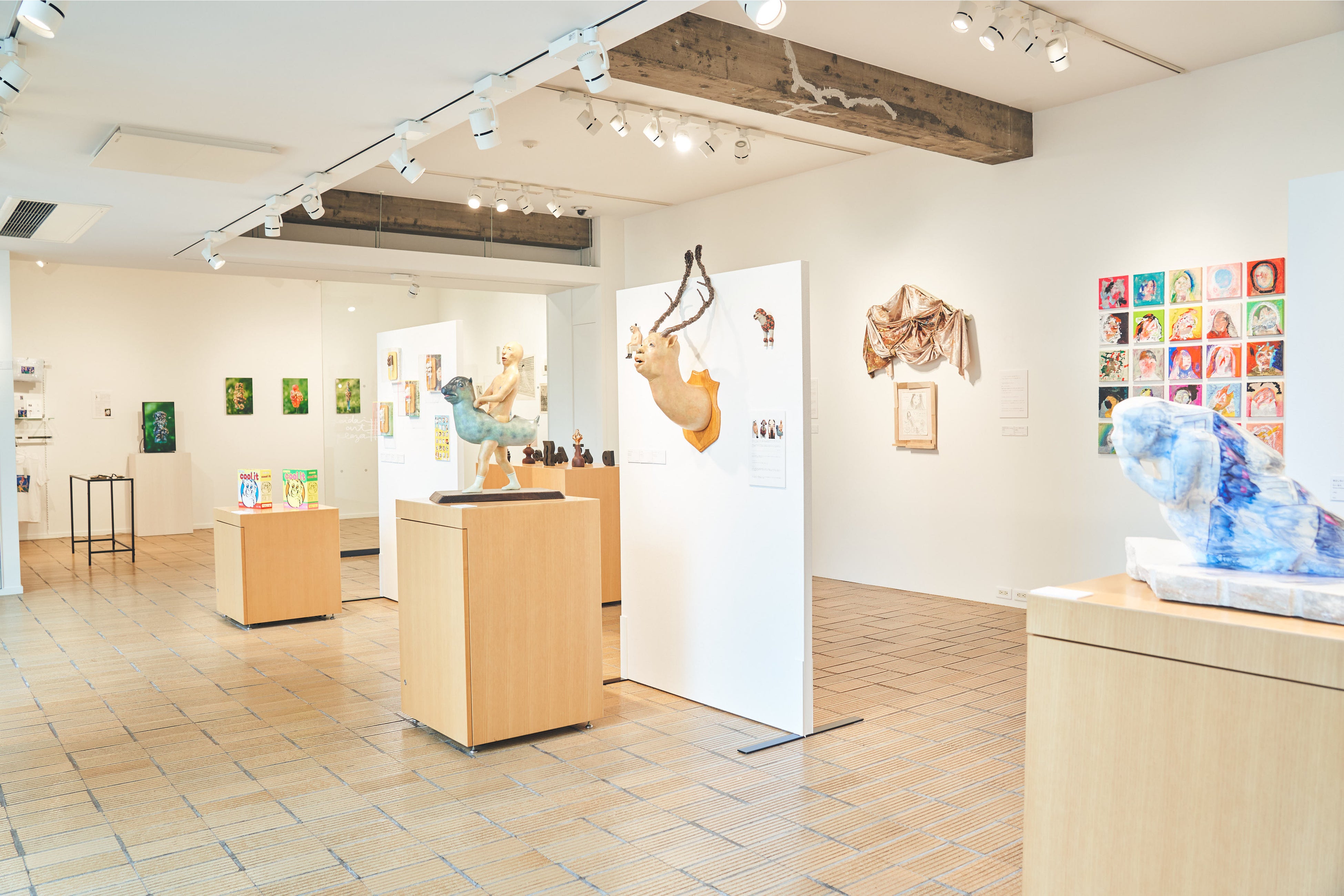 企画展「Met“y”averse～メチャバース、それはあなたの世界～」展示風景。「あなたの世界を見せてください」というお題に対し、前後期合計30名を超えるアーティストが、独自の世界を展開した