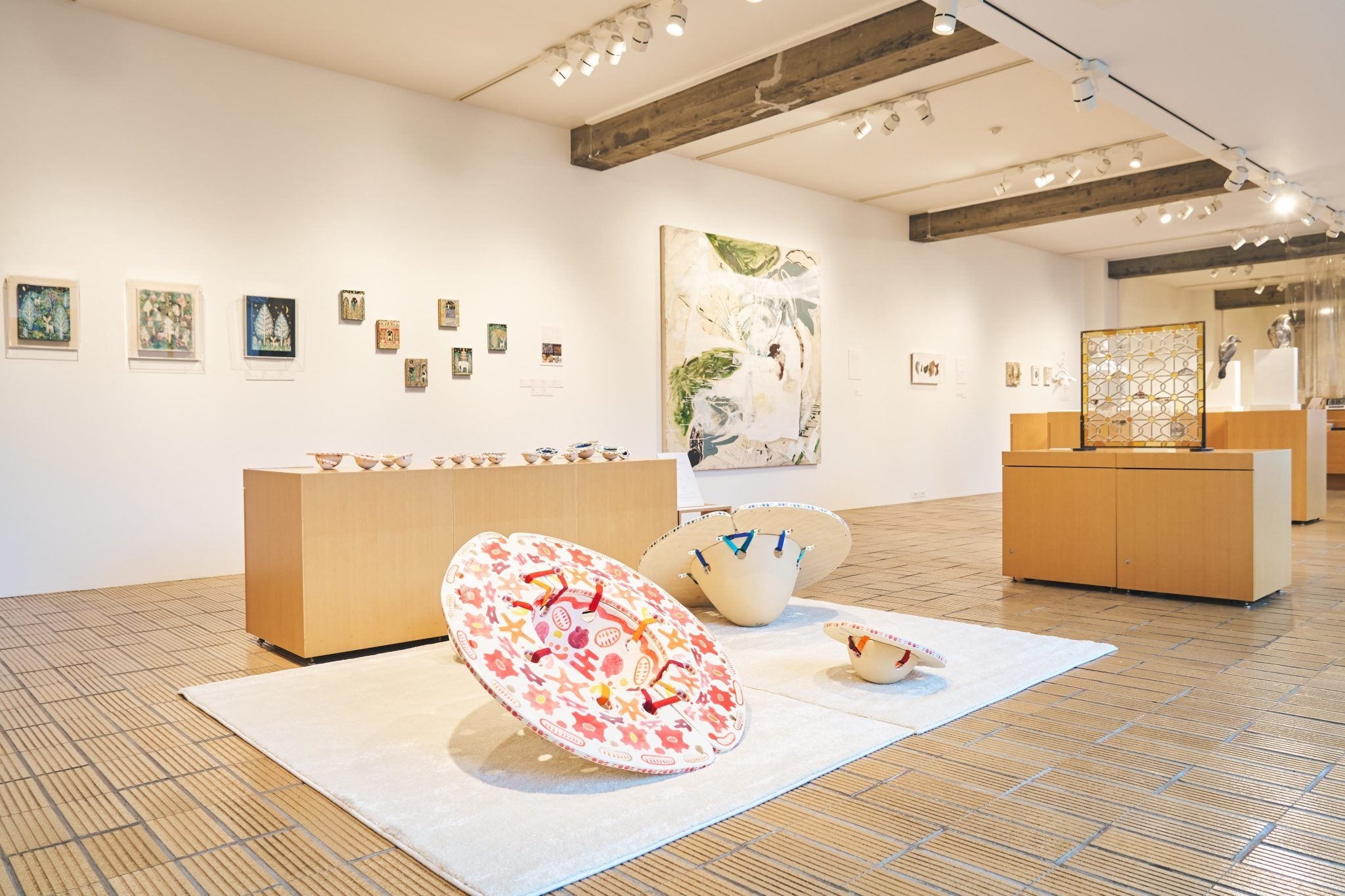 企画展「藝大の壁　Inside ｜Outside」展示風景。本展では「壁」をテーマとした10名のアーティストによる作品を展示販売。アーティストたちが考えるそれぞれの「壁」がさまざまな手法によって創造された。