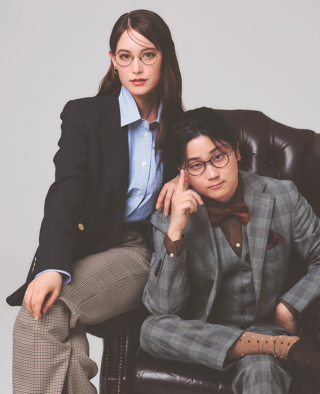 トラウデン直美(左)・虫眼鏡さん(右)。 コナンを連想させるトラッドスタイルで登場