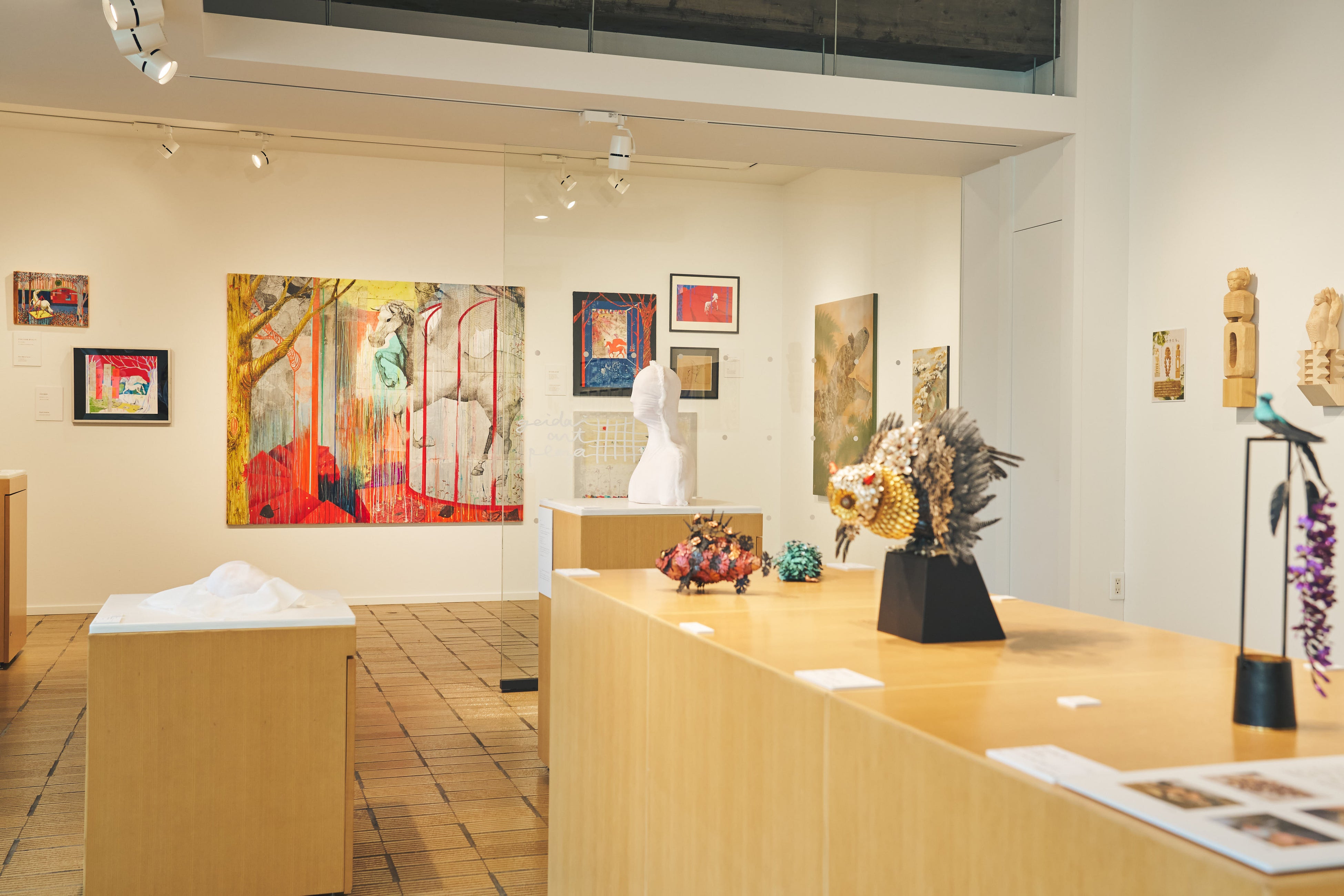 企画展「GEIDAI ART JUNGLE returns 藝大密林化計画」展示風景。本展では「藝大アートプラザをアートのジャングルに」を合言葉に20名のアーティストが制作した作品を展示販売した。