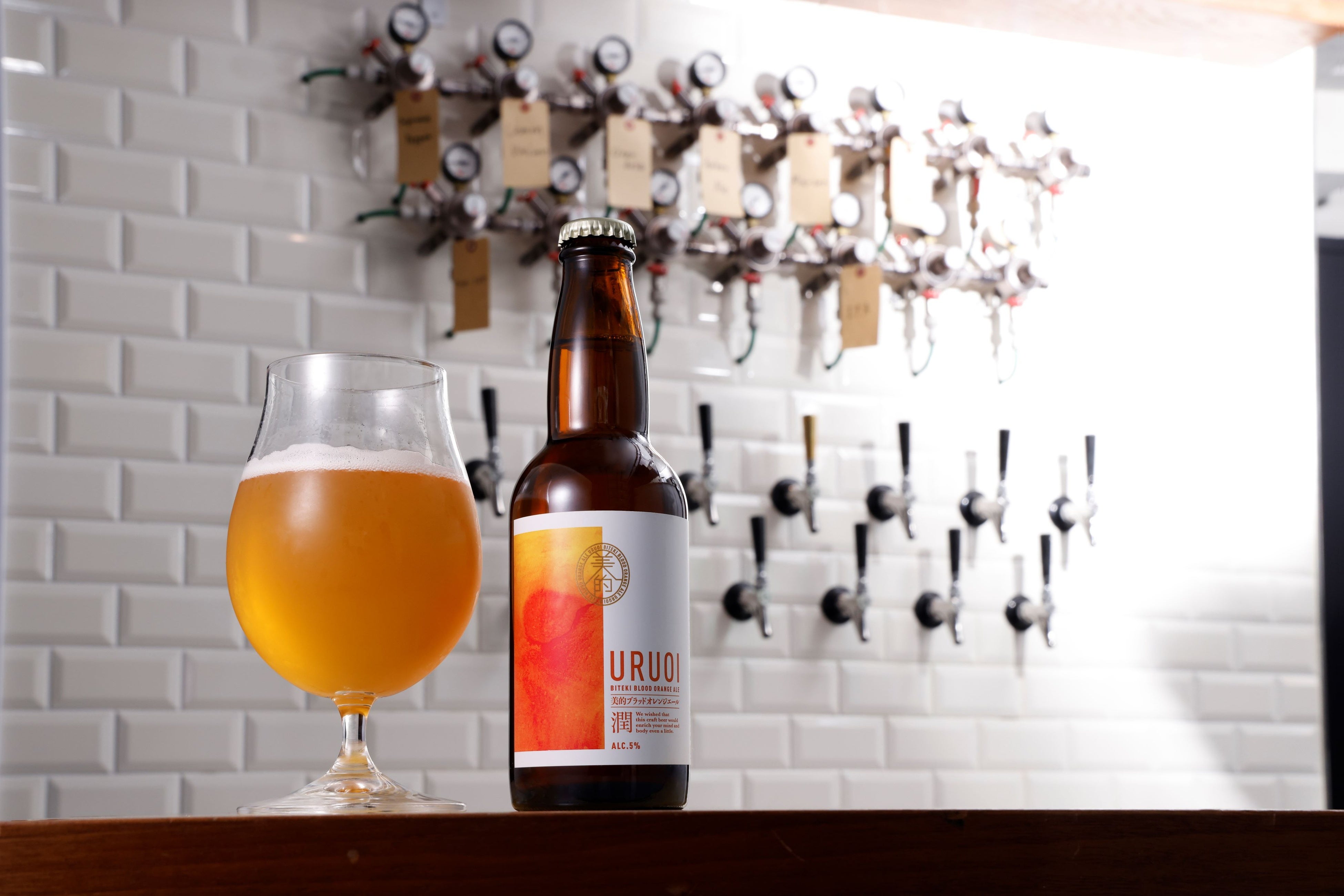 写真は2021年オープンの東京・外苑前にあるY.Y.G.直営店「Contempus」にて撮影。 レンガ調の壁にはビアタップが連なり、クラフトビール店らしい雰囲気をお楽しみいただけます。