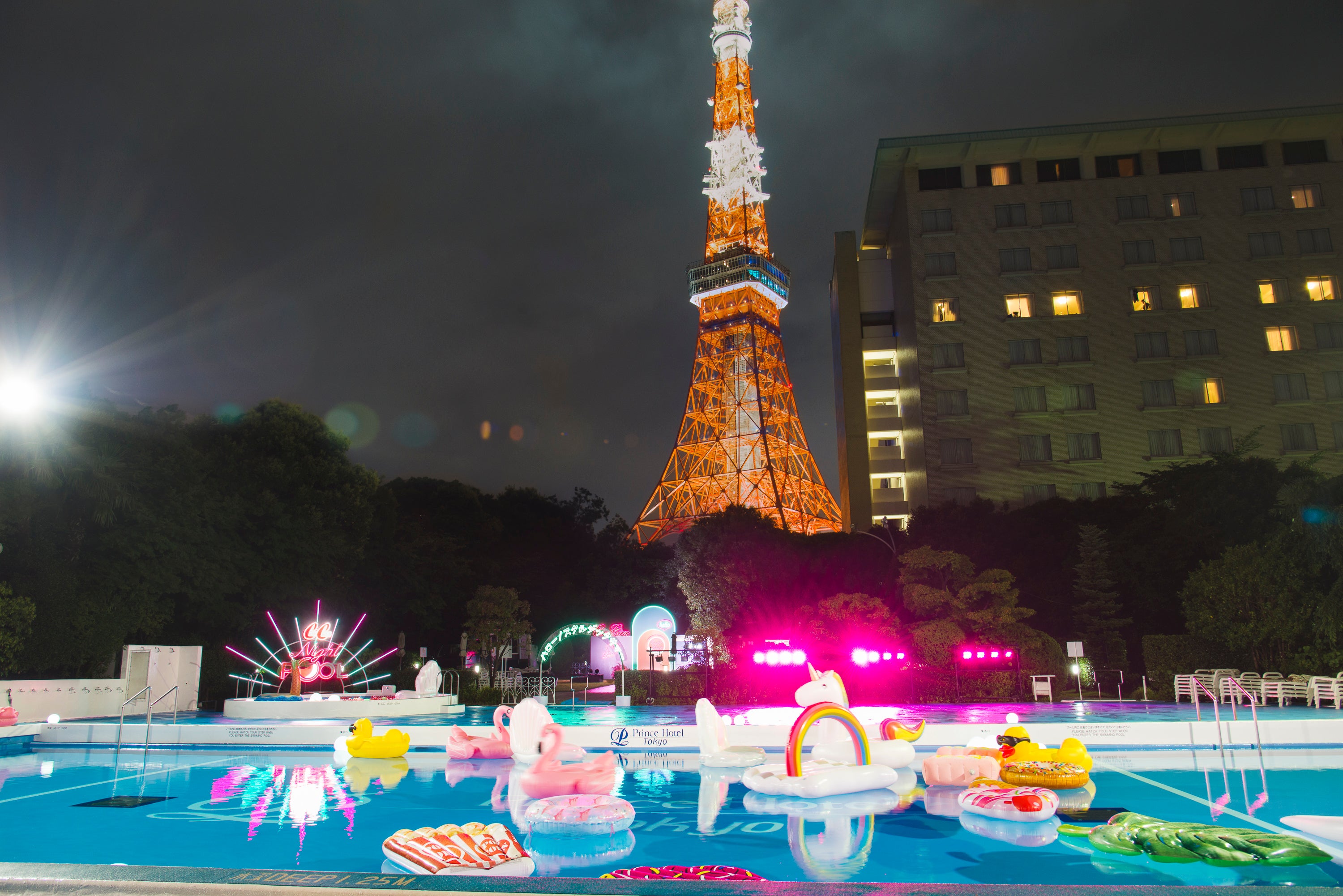 2022年のナイトプールの様子