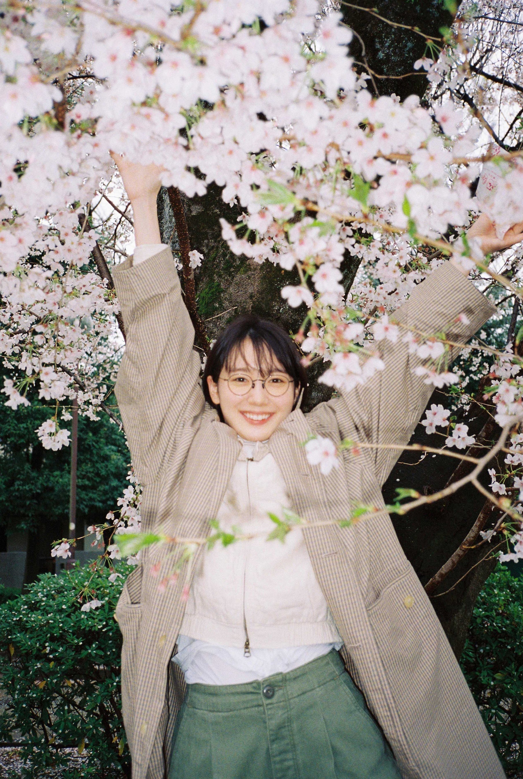 豊川・宝飯いまむかし: 写真集／山本瑳一 飯豊まりえデビュー15周年記念写真集『かの日、』 8月23日(水