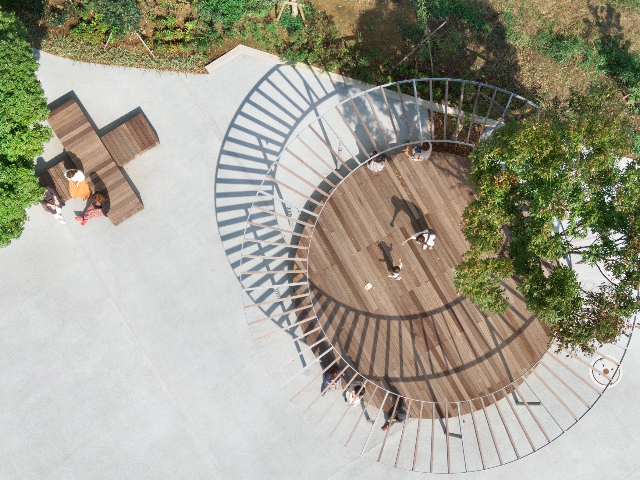 「団」のパーツとして「+」や「・」がちりばめられています