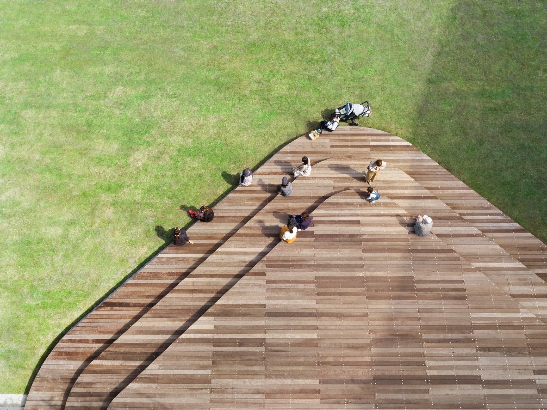 木彫ファニチャーとしてデザインされた屋外ステージ