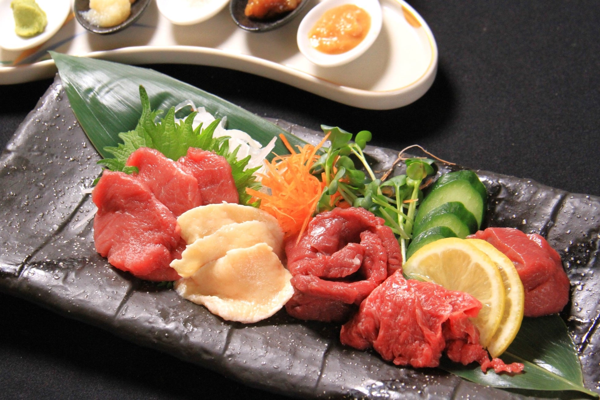 71%割引の829(バニク)円!年に一度の“馬肉祭り”8月29日・馬肉の日に馬刺しの5種盛りを大特価でご提供! 大衆馬肉酒場 馬王 十三店