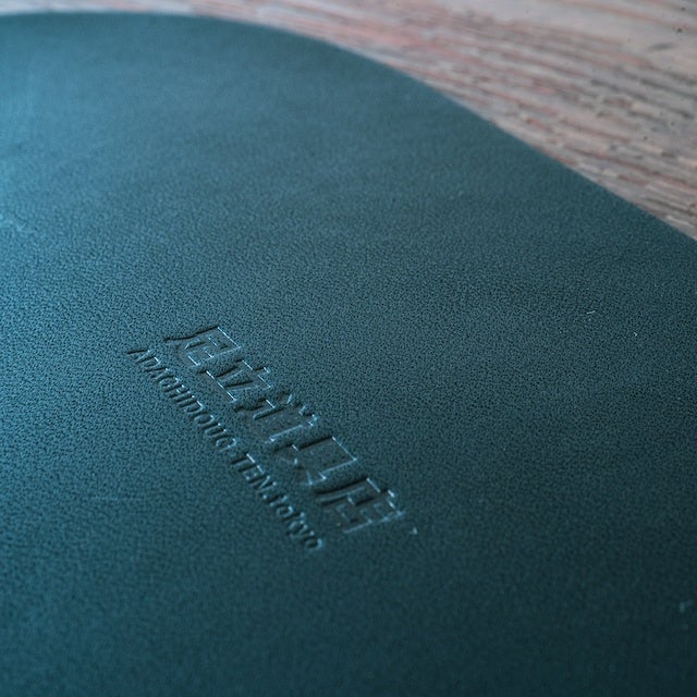 下に敷く専用レザー