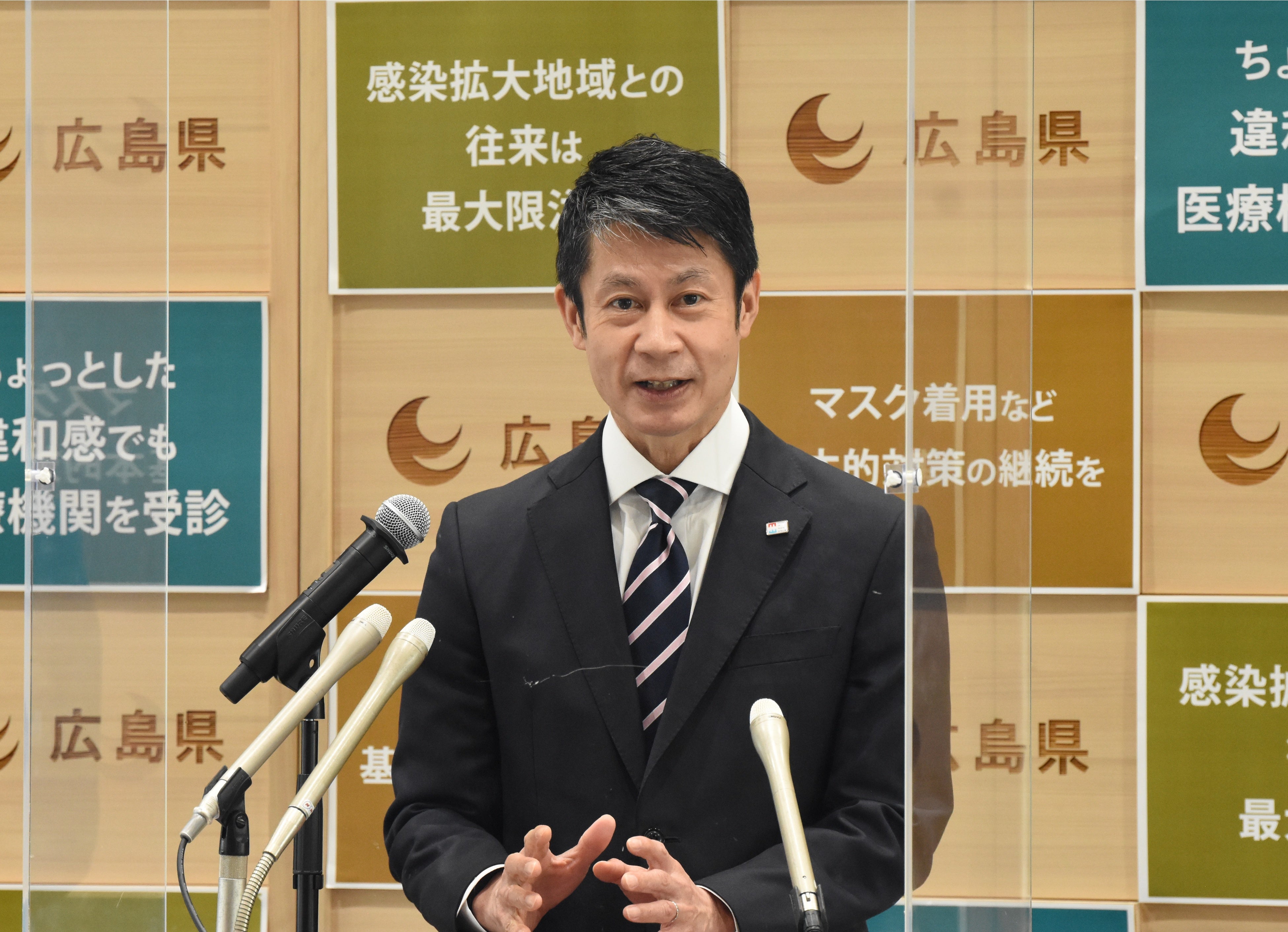 ＜記者発表する湯﨑知事＞