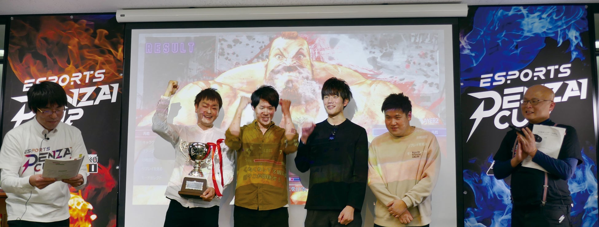 優勝した福西電機株式会社(中央4名)。左から西本選手、内海選手、山本選手、梶浦選手。