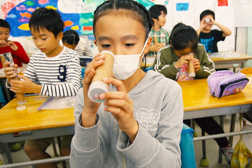 マイクロプラスチックで万華鏡作り