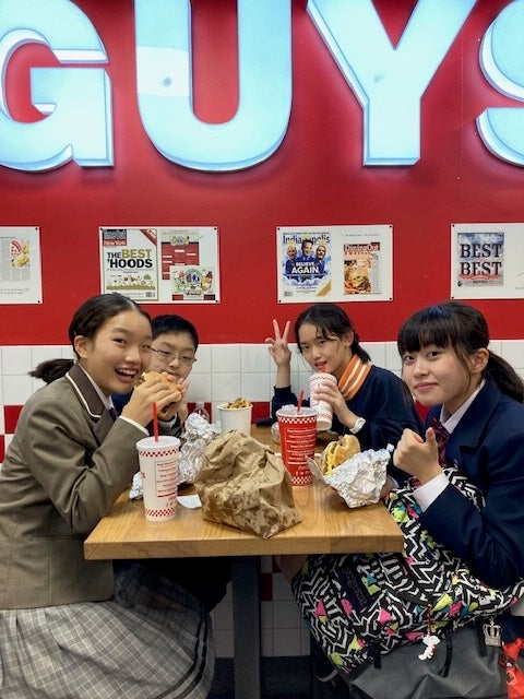 ホテル近くのハンバーガー店で（手前左が吉田さん）