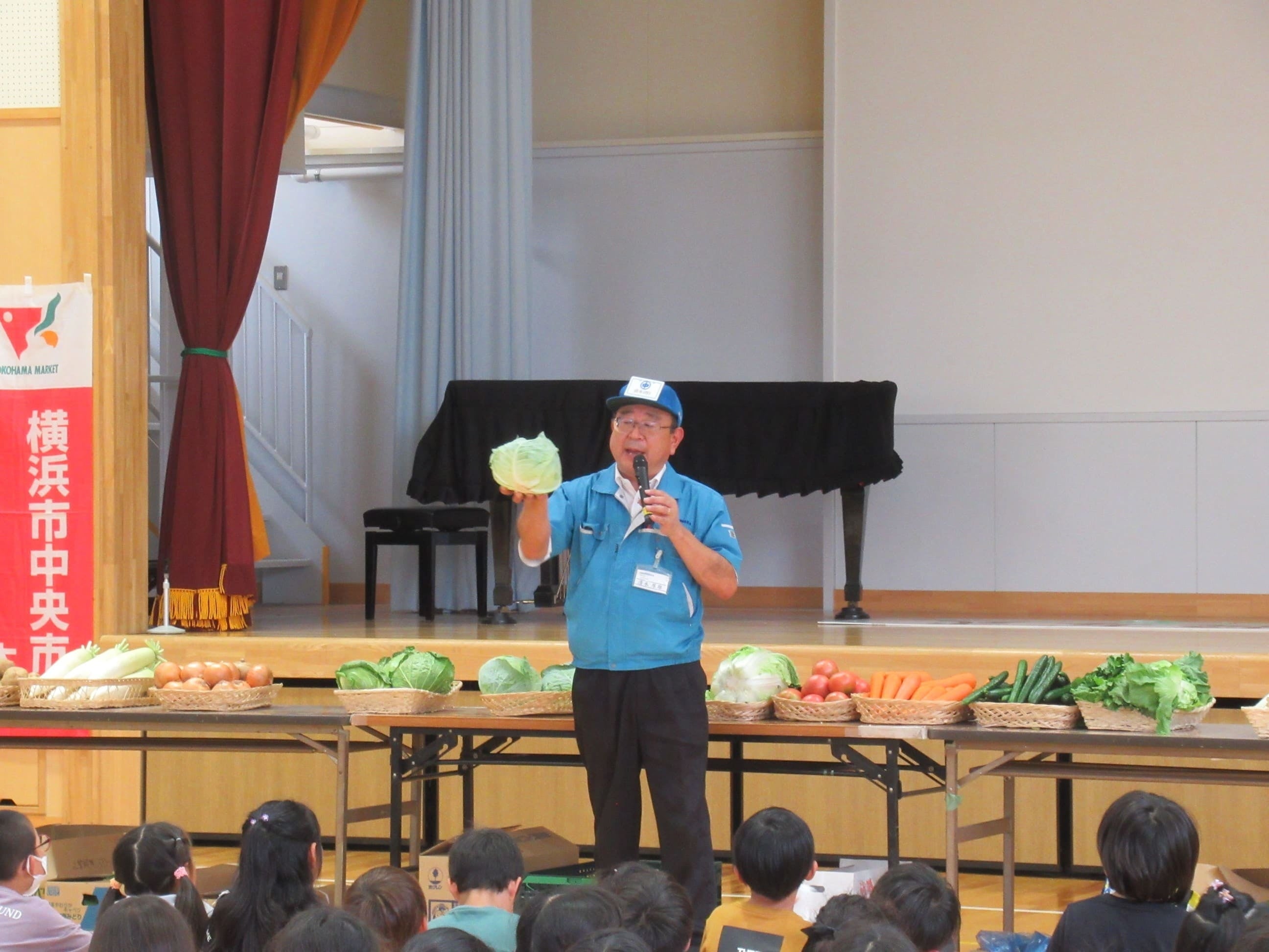 青果部：鮮度のいい野菜の説明の様子