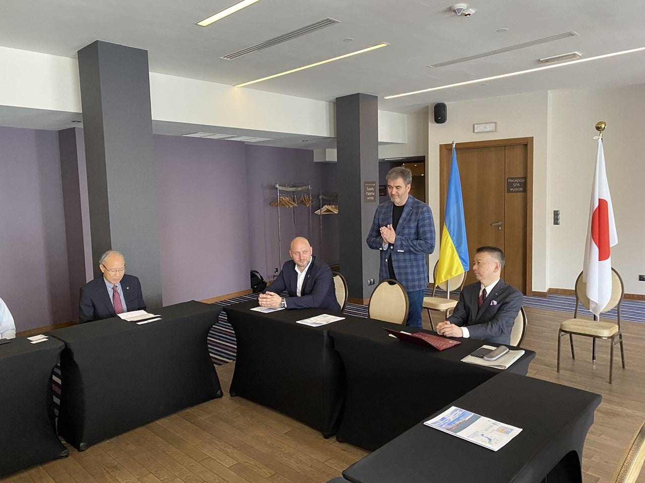 意見交換会の様子（左から：松田特命全権大使、ドミトロ副市長、セルギー副市長、赤岡理事）