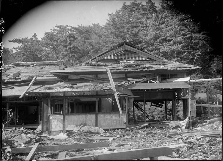 戦後の被災状況。手前部分に玄関棟が存在していたが、すべて破壊されてしまっている。 ＜写真提供：奈良文化財研究所＞