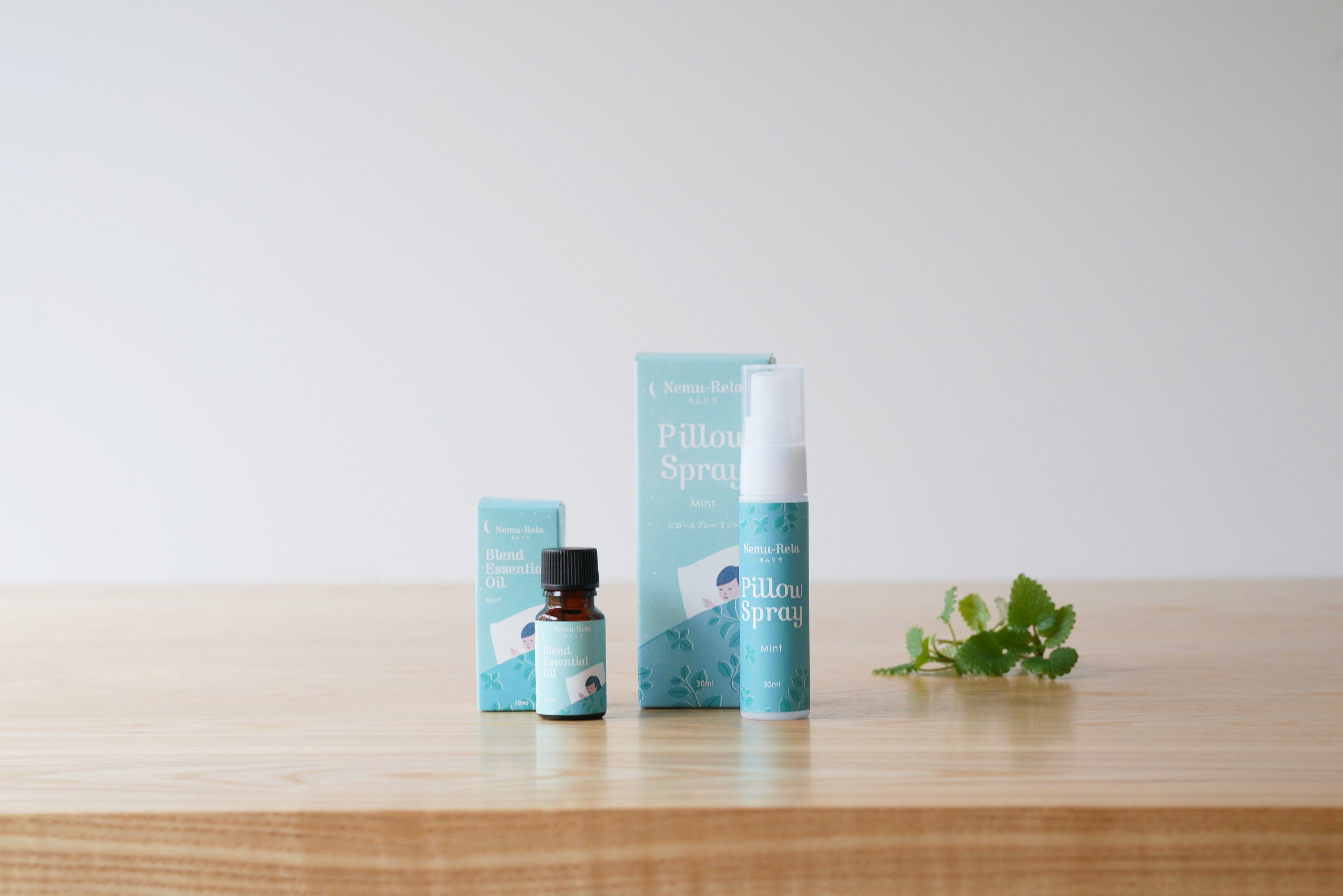 エッセンシャルオイル（左）、スプレー（右）