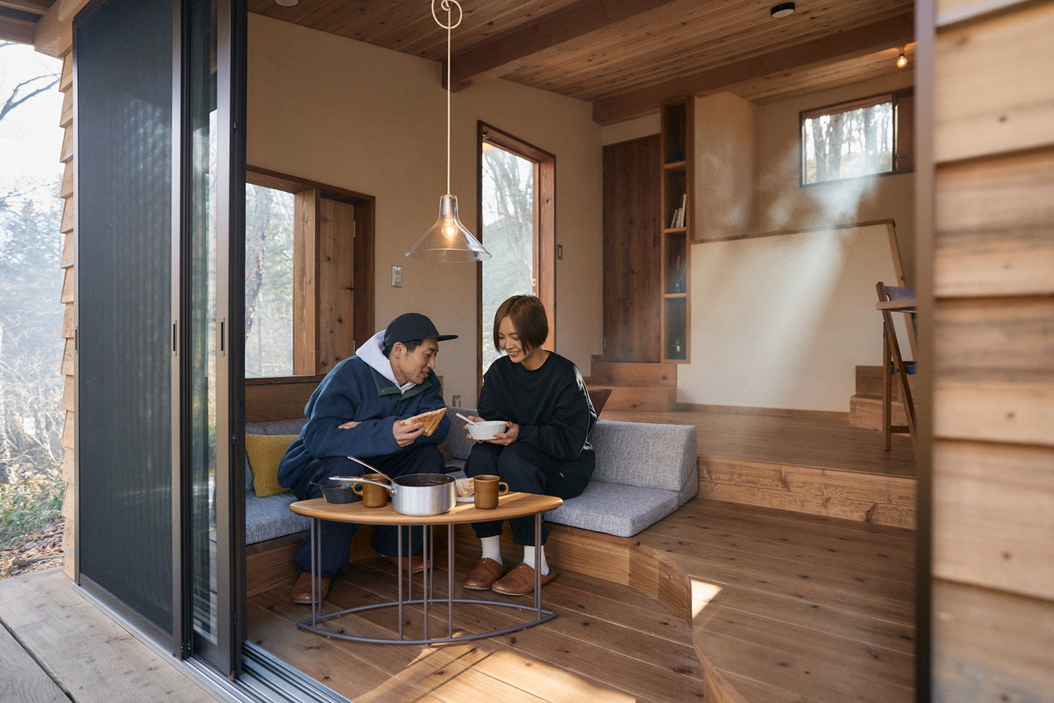 棟内にはキッチンなどの水回りや寝室を備えており、自然の中で普段の暮らしを営むことができる。
