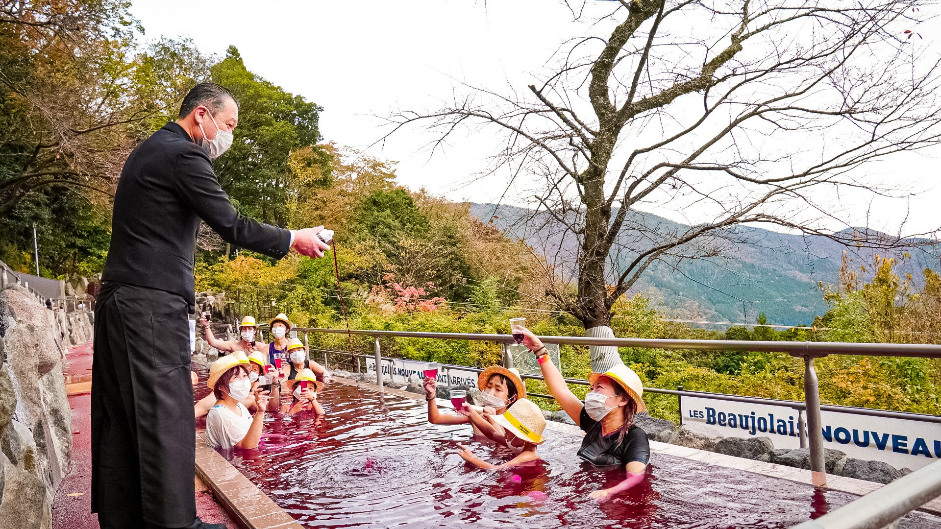 ※解禁日のソムリエによる投入パフォーマンス