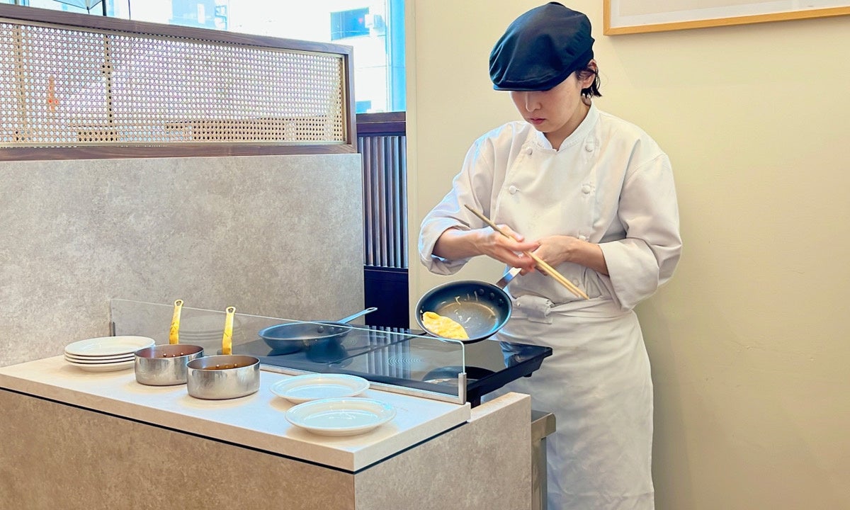 対面でのオムレツ提供イメージ