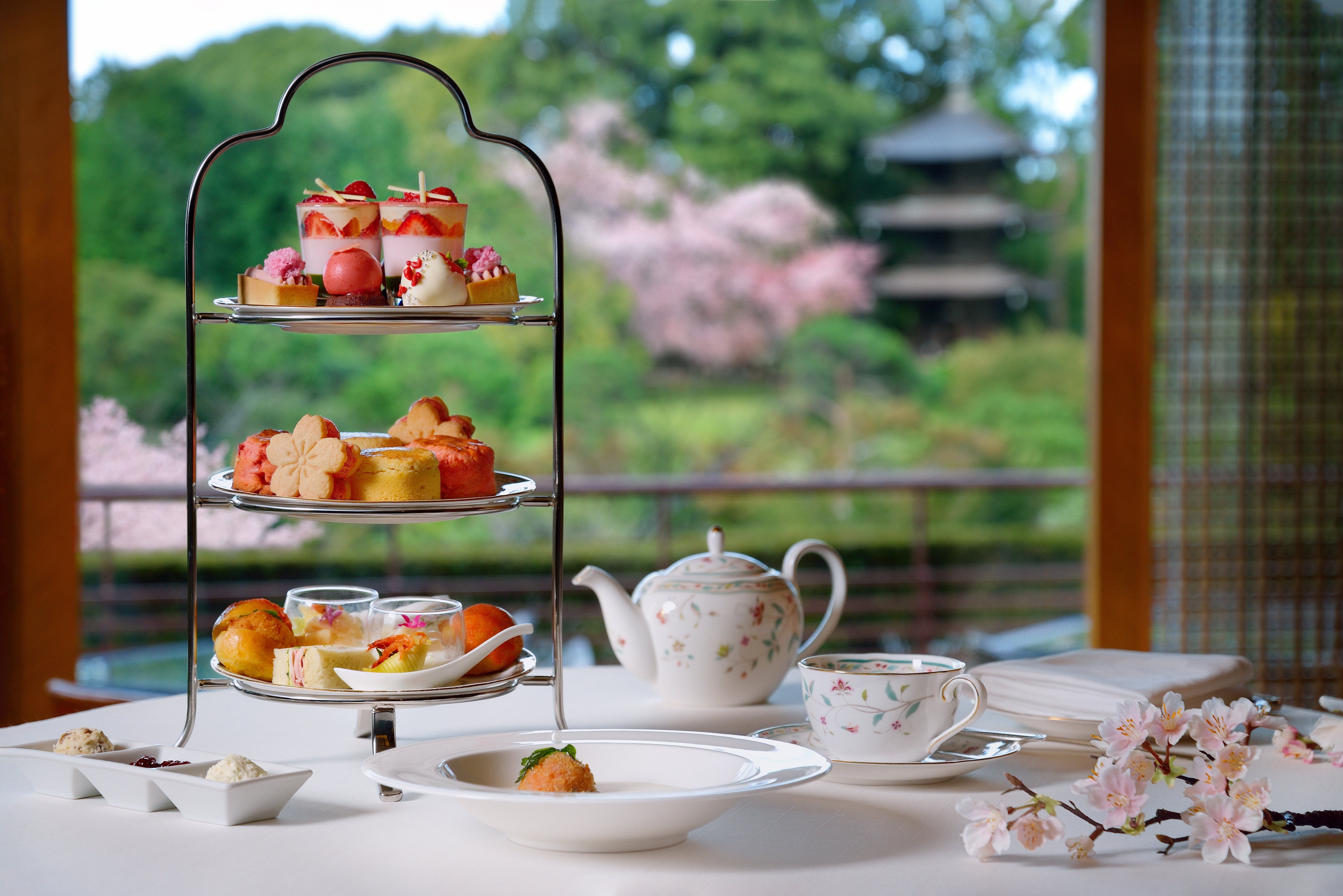 【ホテル椿山荘東京】春といえば桜とストロベリー！その魅力をまるでコース料理のように楽しめる「桜×ストロベリーアフタヌーンティー」2月6日よりスタート
