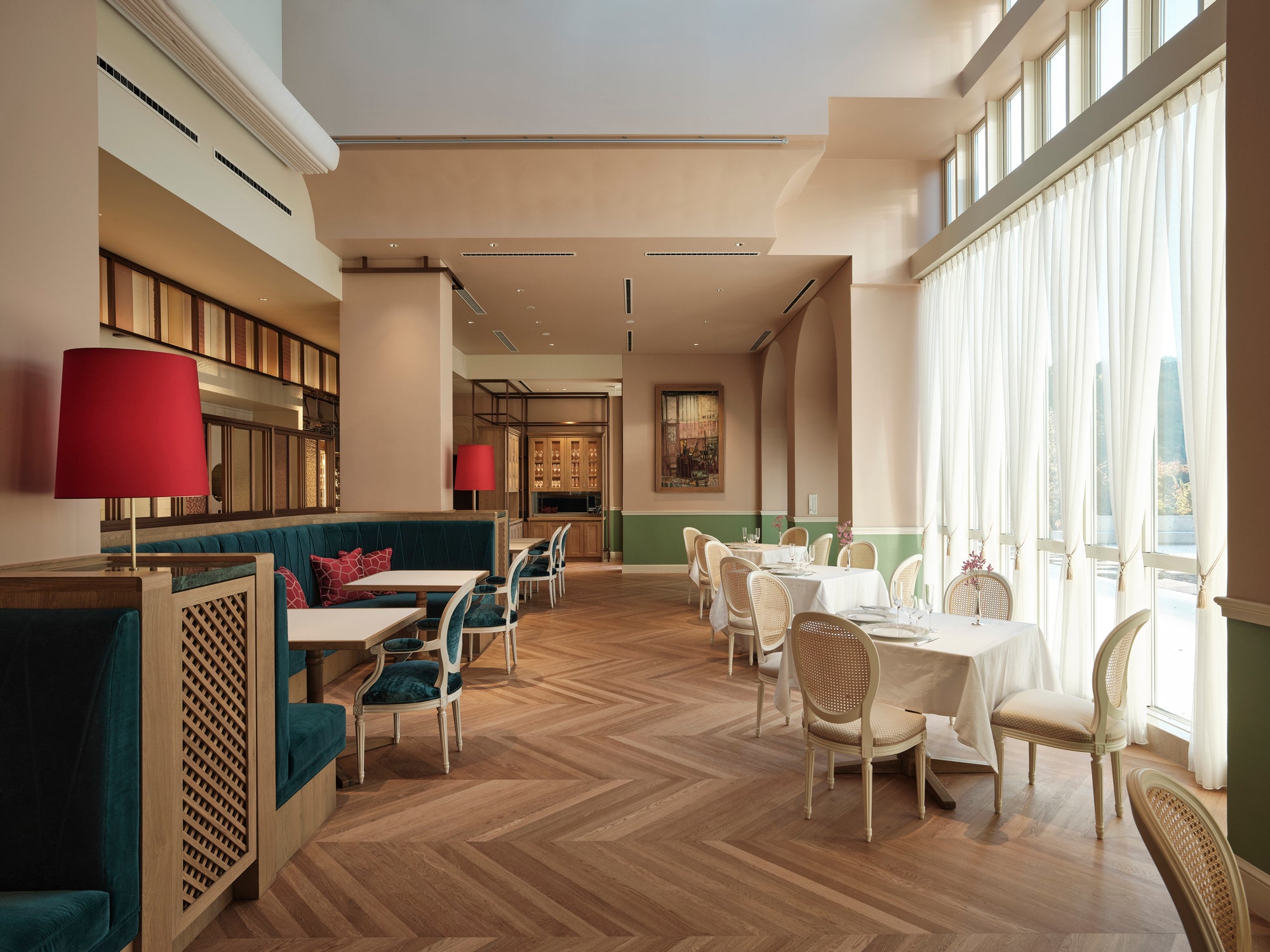 開放感があり配色にもこだわったレストラン