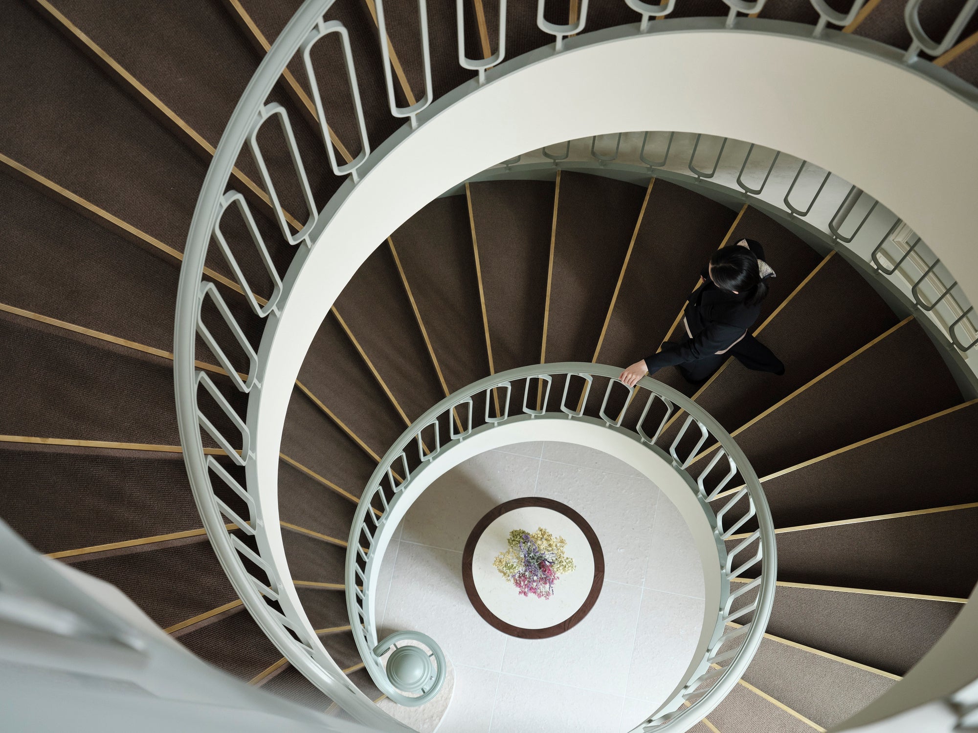 ステンドグラスから差し込む光が美しい螺旋階段