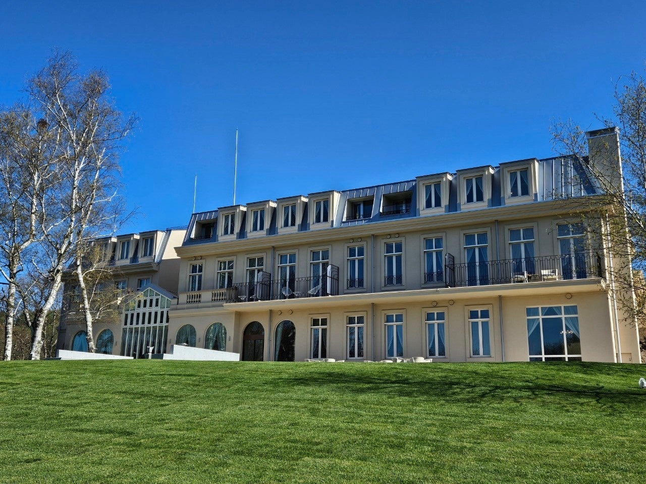 グリーンの芝生がまぶしいガーデンからのホテル全景