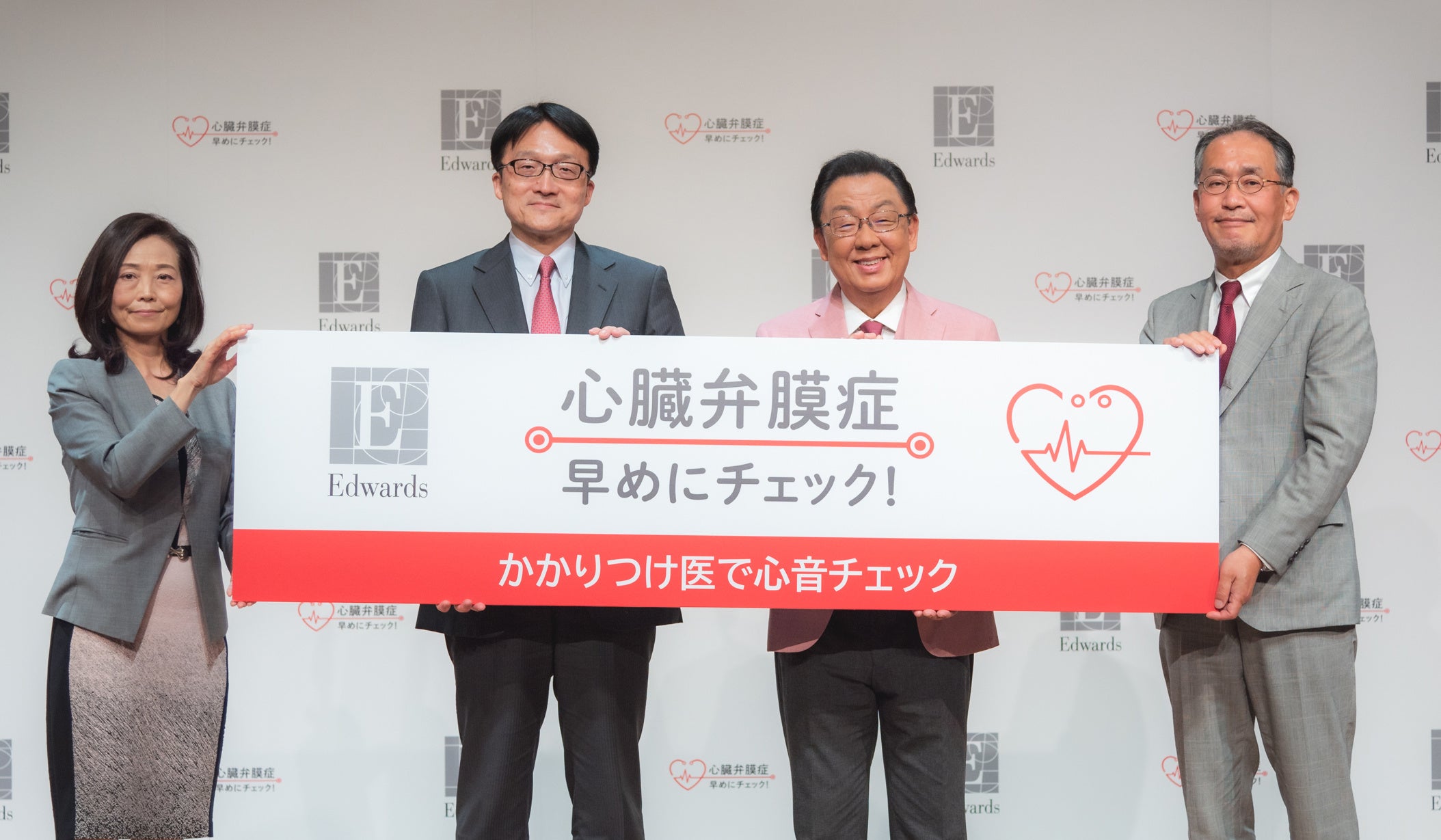 左から、エドワーズライフサイエンス株式会社 パブリックアフェアーズ本部 本部長　児玉順子、東京大学大学院 医学系研究科 循環器内科学 小室一成　教授、梅沢富美男さん、一般社団法人心臓弁膜症ネットワーク代表理事　福原 斉氏