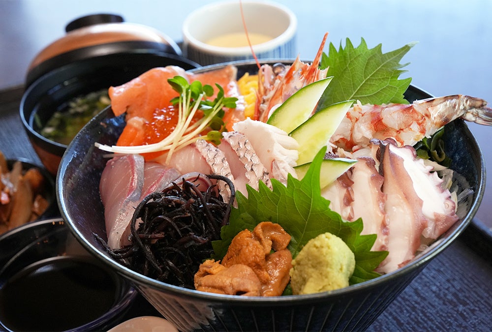 名物の上関車海老をはじめ新鮮な刺身を使った豪華海鮮丼
