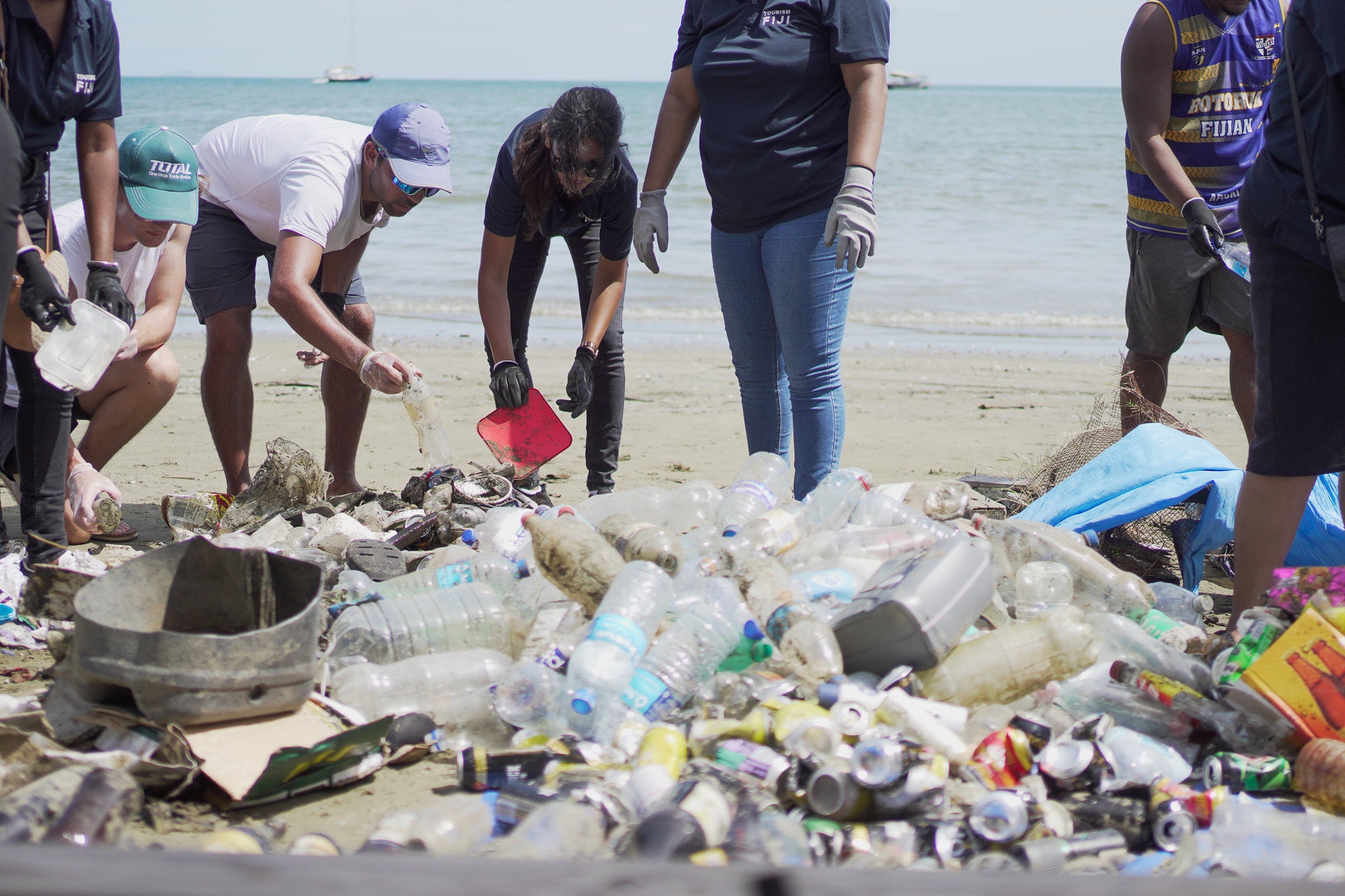 フィジー政府観光局、ノルウェージャン・クルーズ・ライン、Take 3 for the Seaによるビーチ清掃  写真：フィジー政府観光局