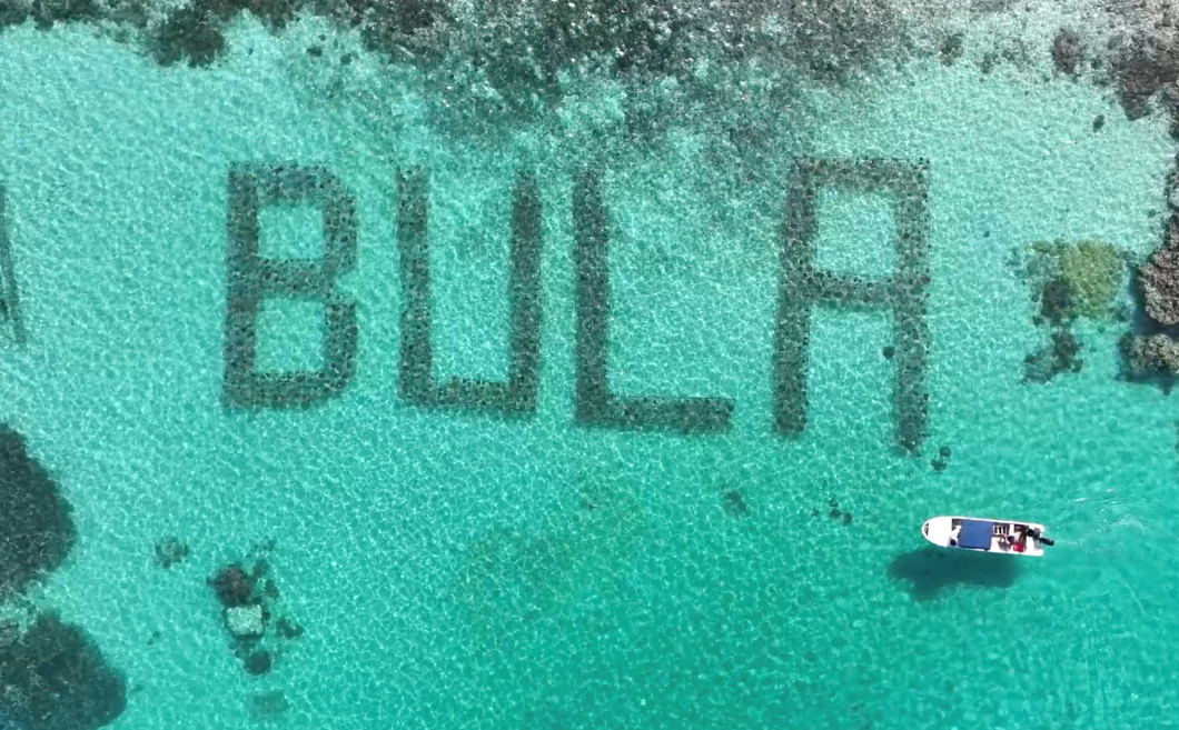 サンゴ礁で植付けたBULAの文字を描いたサンゴ礁の養殖場