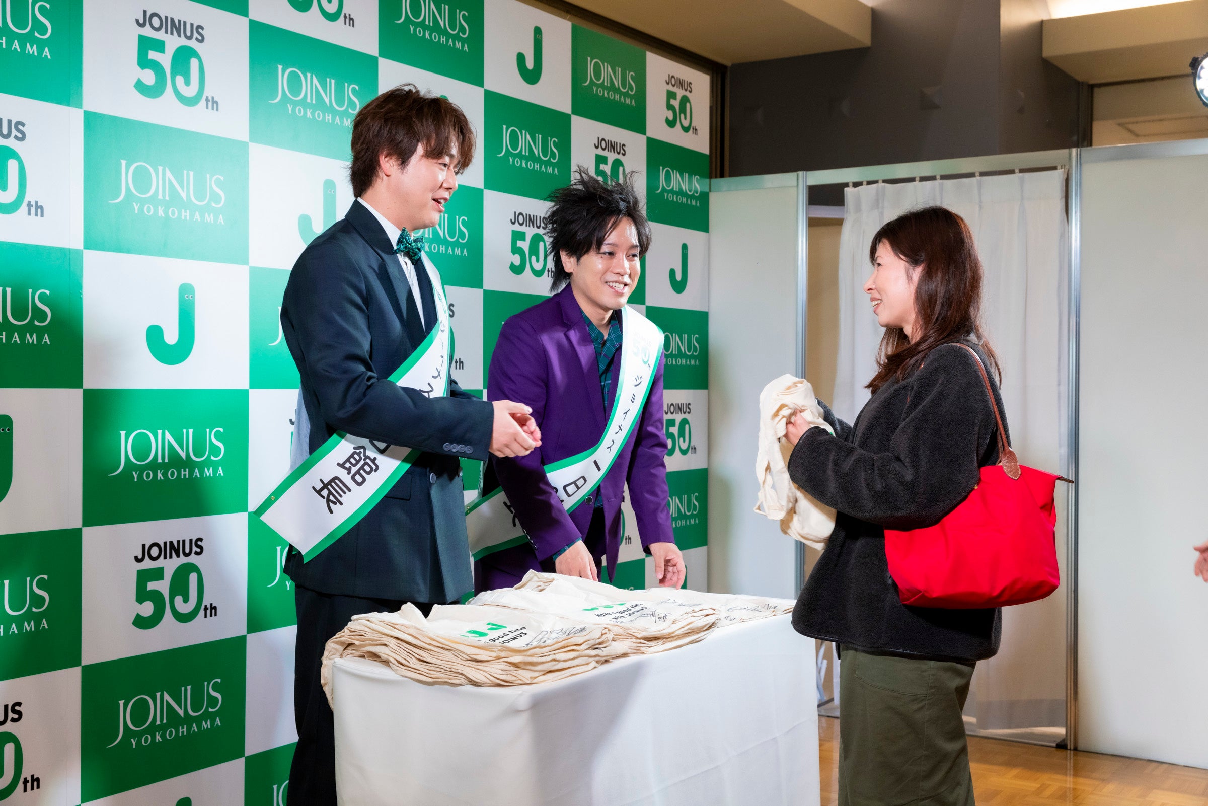 ジョイナスオリジナルエコバッグを「ぺこぱ」の二人から当日ご来館のお客様へプレゼント