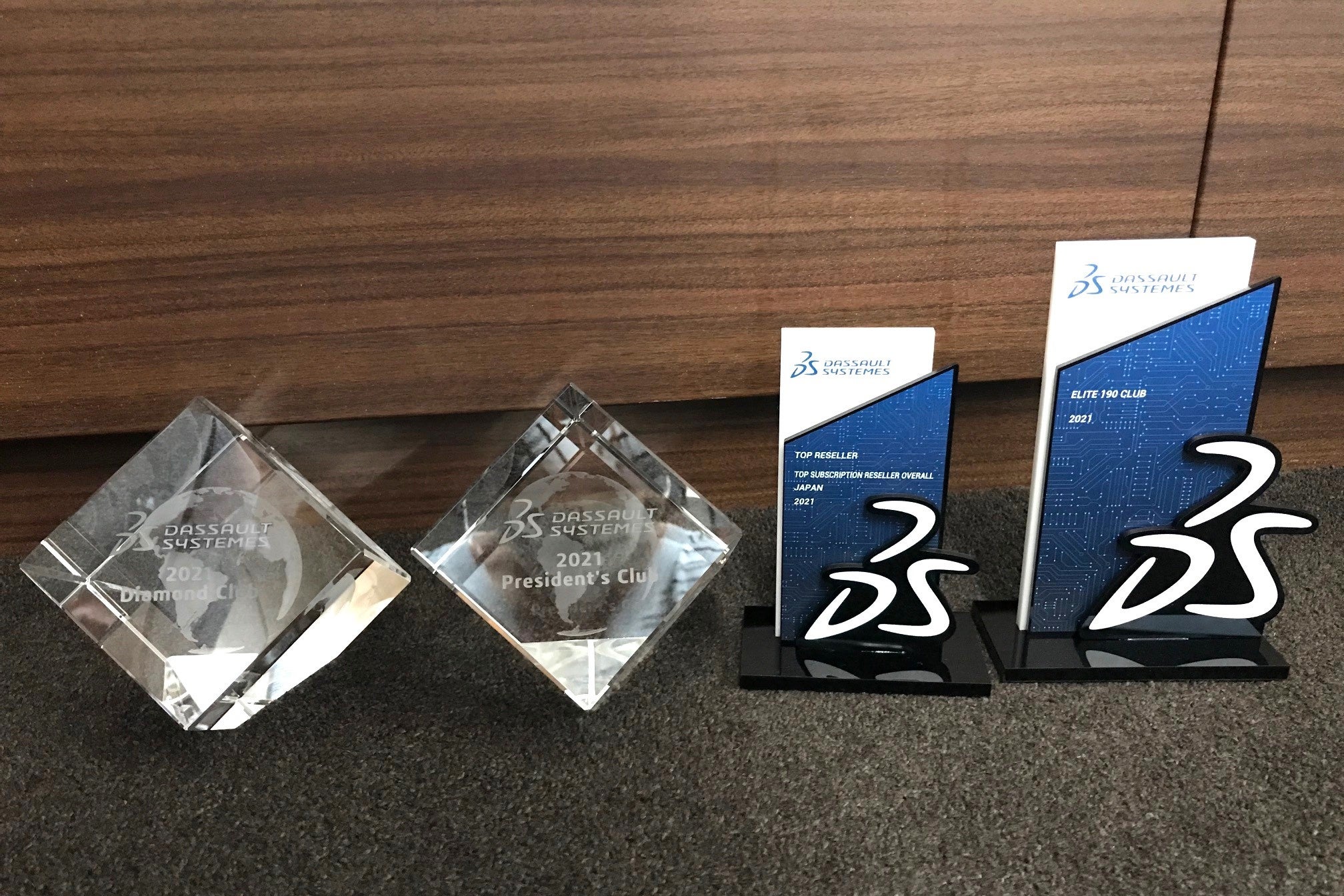 左から「Diamond Club」、「President Club」、「Top Subscription Reseller Overall Japan」、「Elite190」の受賞楯