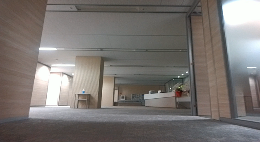 走行中AGVからのRGBカラーイメージ