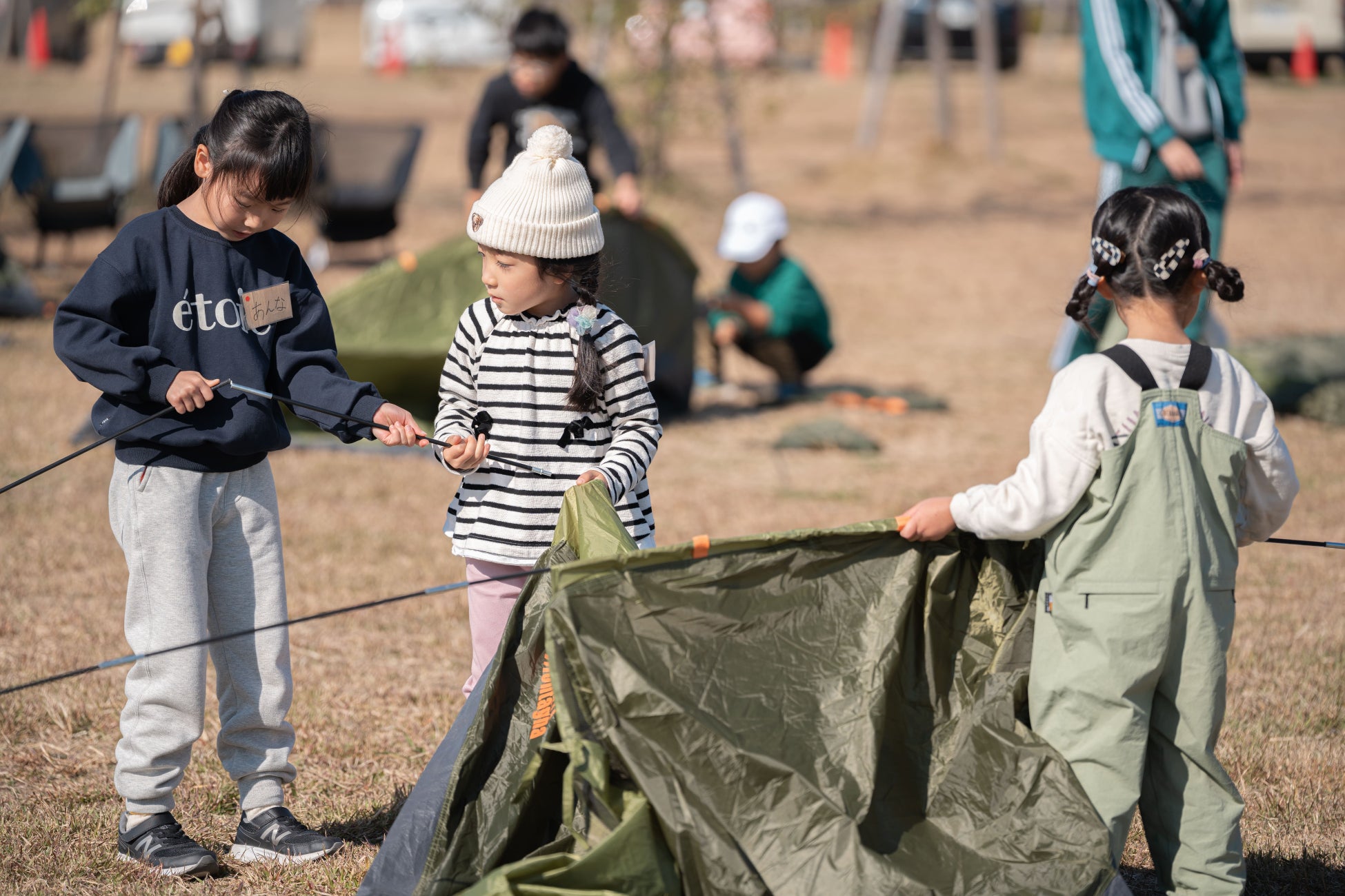 キャンプをする子どもたち