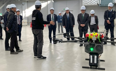 ※屋内飛行試験視察風景