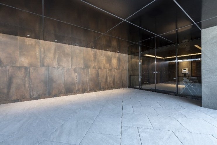 ▲鉄錆調タイルをモチーフとしたメインエントランス