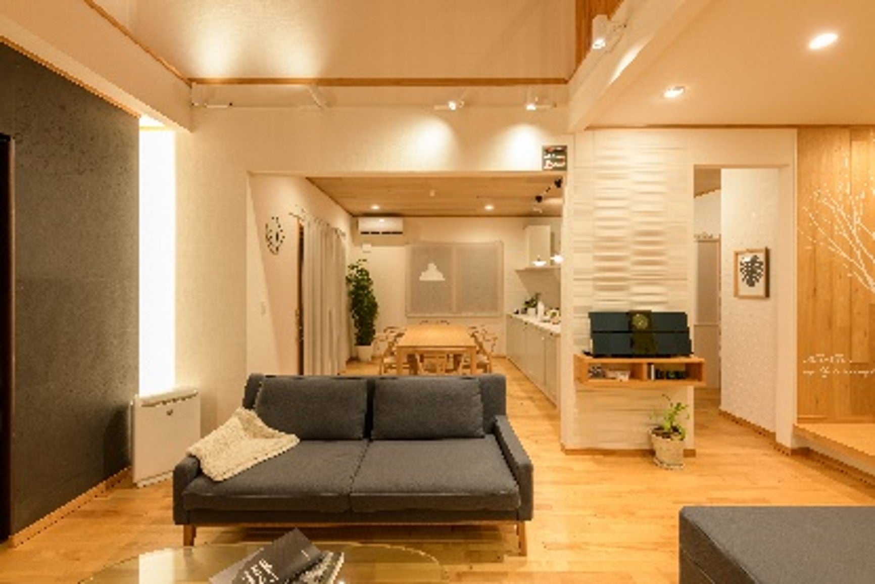 朝・起床30分前：目覚めを促すように徐々に明るく