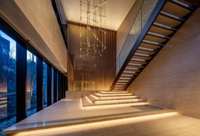 ▲2階ラウンジに続く1階エントランス階段