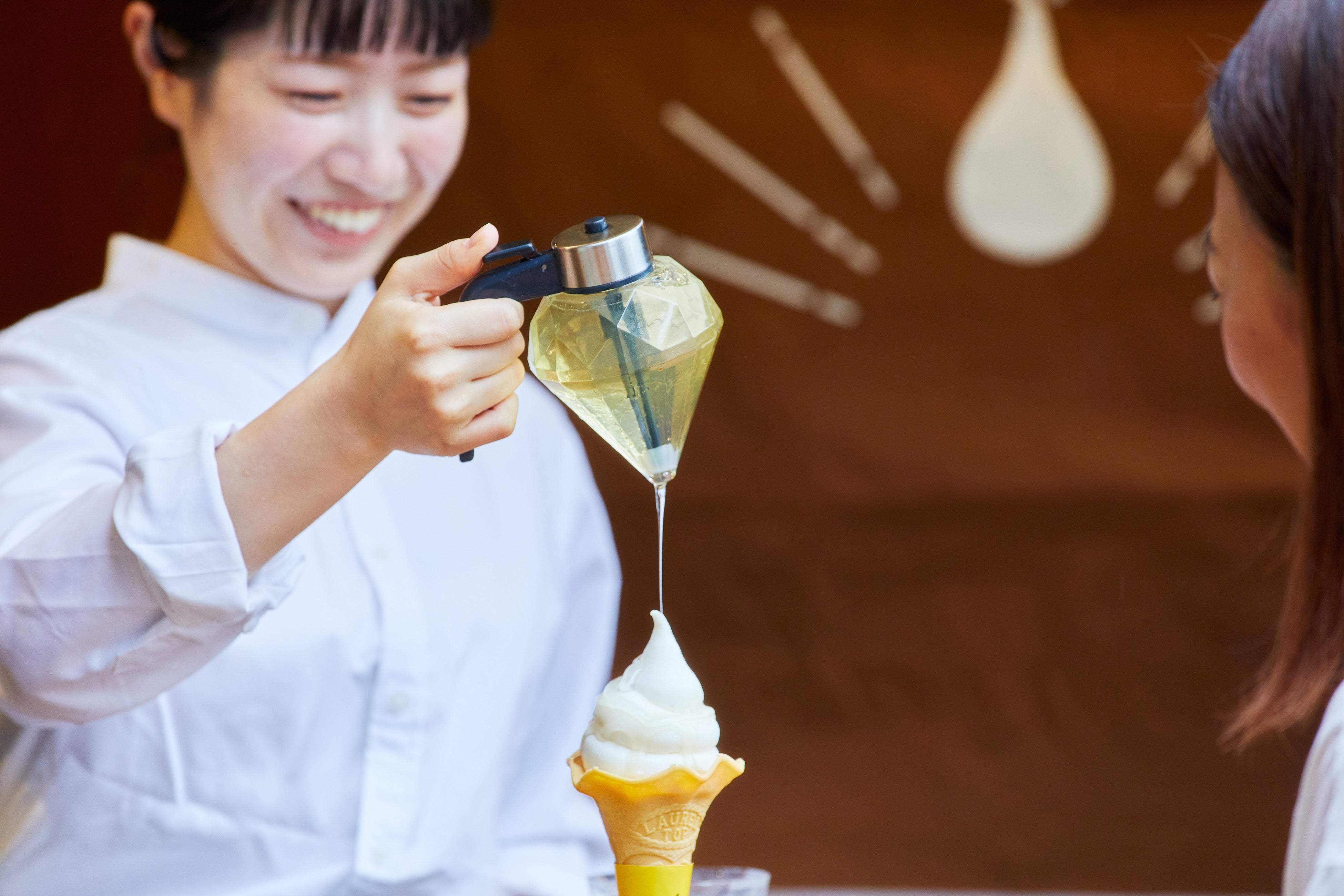 あさぎり牛乳はちみつソフトクリームの上に話題の追いはちみつで牛乳とはちみつどちらも楽しめます