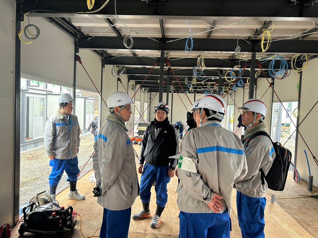 左から2番目が社長の石橋