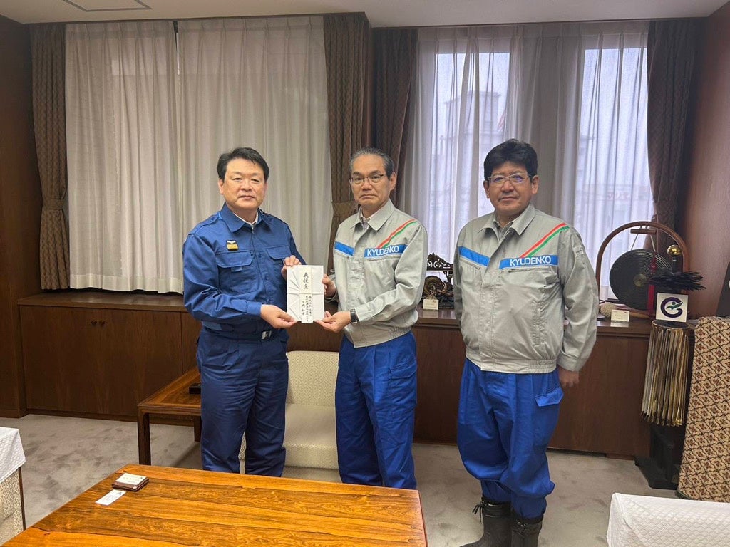 左）茶谷七尾市長、中央）社長の石橋、 右）関西支店長の三好